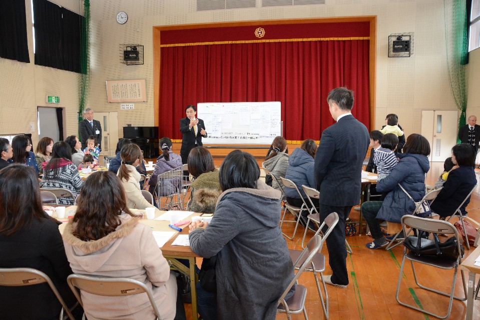 参加者と意見を交わす横尾市長