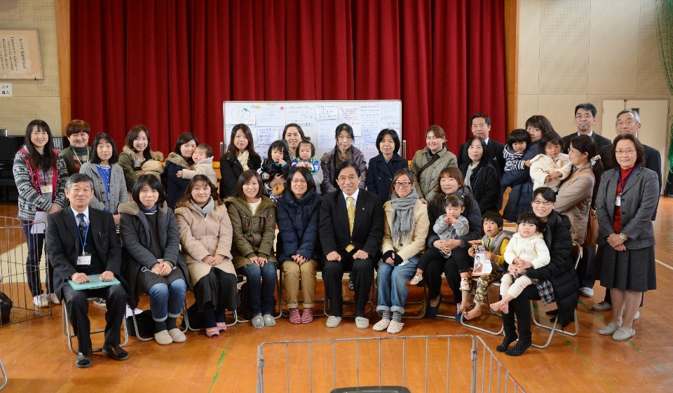 横尾市長とワークショップ参加者での記念撮影の画像