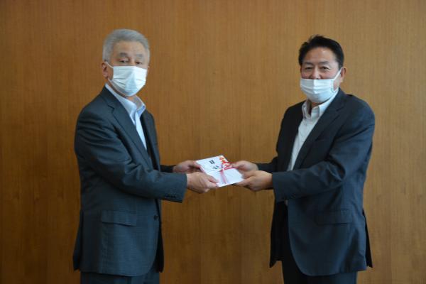 荒瀬副市長(左)に寄附金を贈呈される佐賀東信用組合の田中常務理事(右)