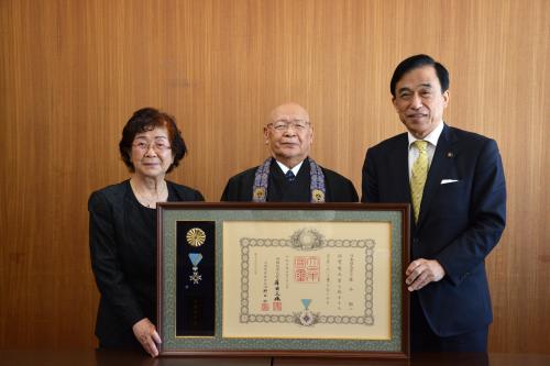 賞状を手に持つ藤谷夫妻と横尾市長