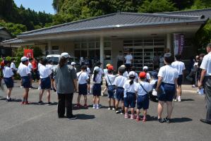 説明を聞く西渓校の児童・生徒たち