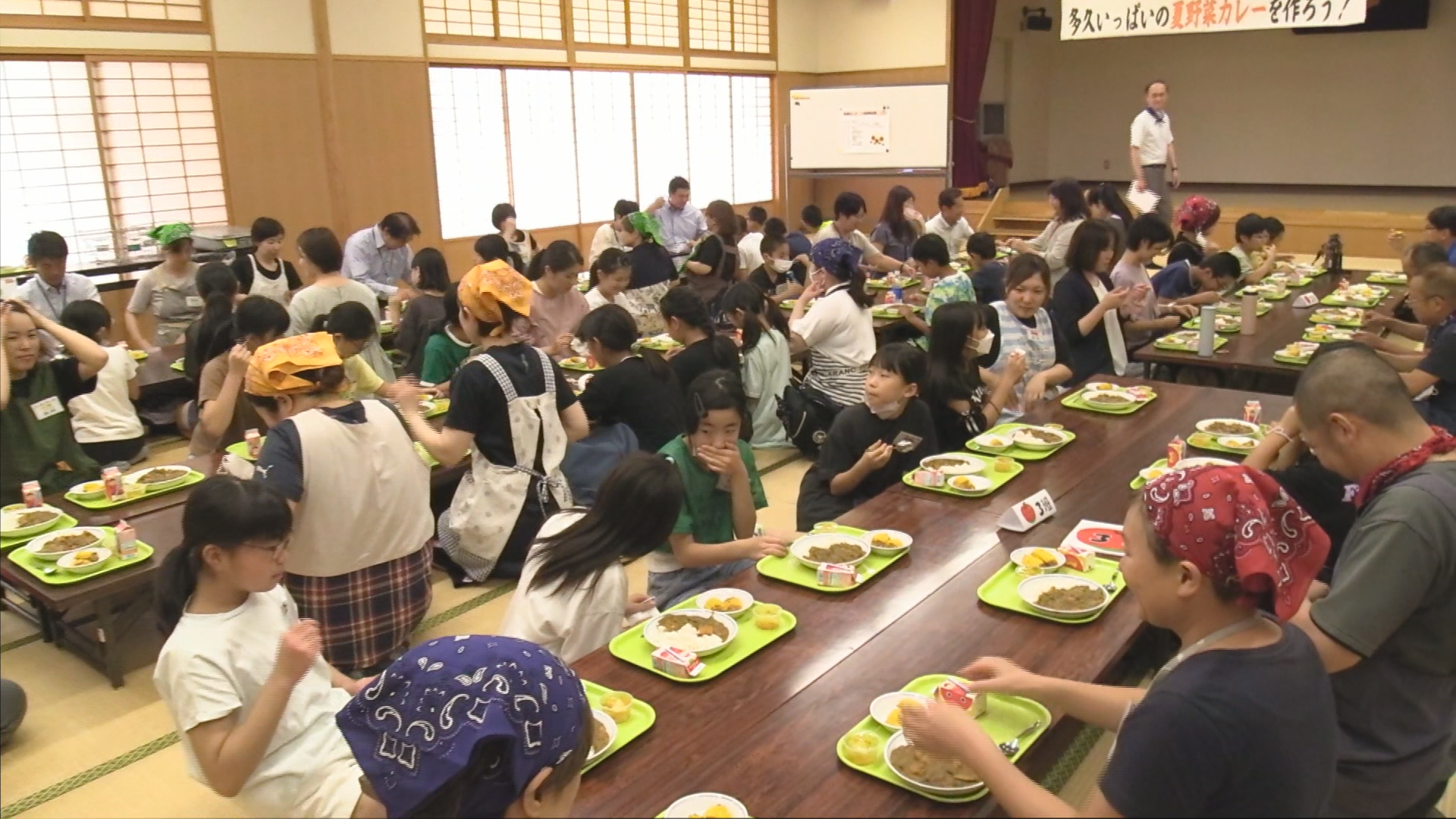 カレーを食べる児童たち