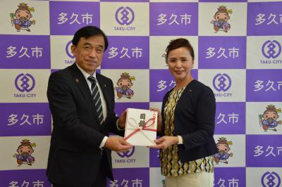 船津代表取締役から横尾市長へ目録が手渡されました