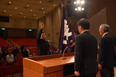 選手宣誓をする冨田篤史さん