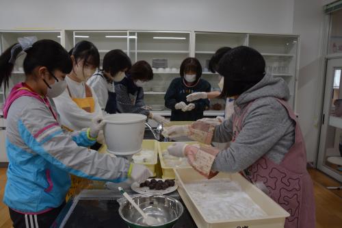 もちを丸める作業