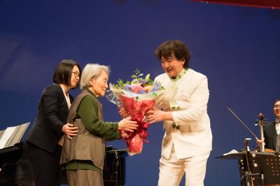 張濱氏に感謝の花束を贈る尾形節子さん