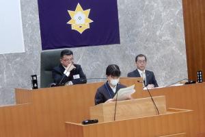 登壇して質疑する子ども議員