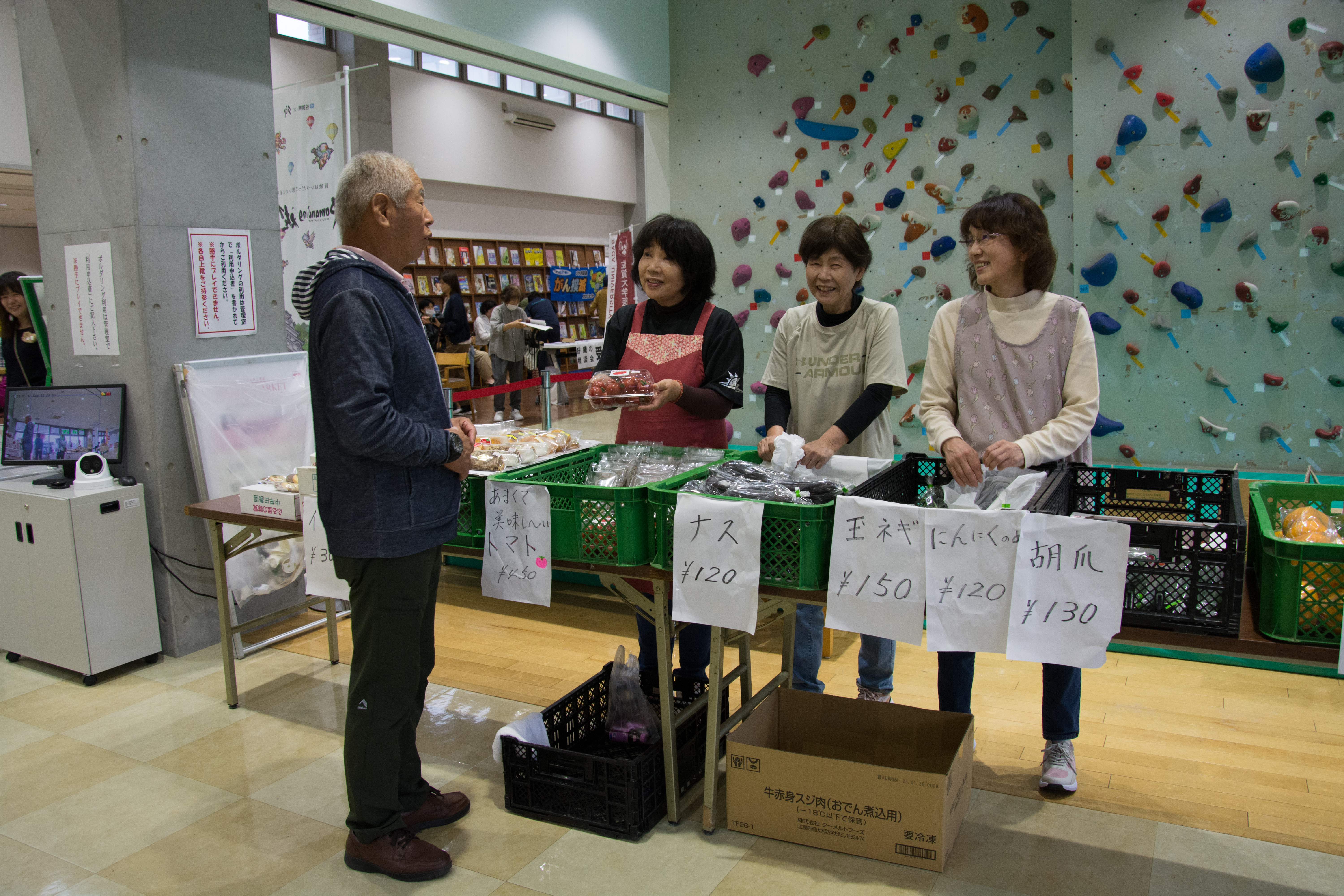 多久産の野菜や果物、雑貨の販売などが行われました（SUNDAYマーケット）