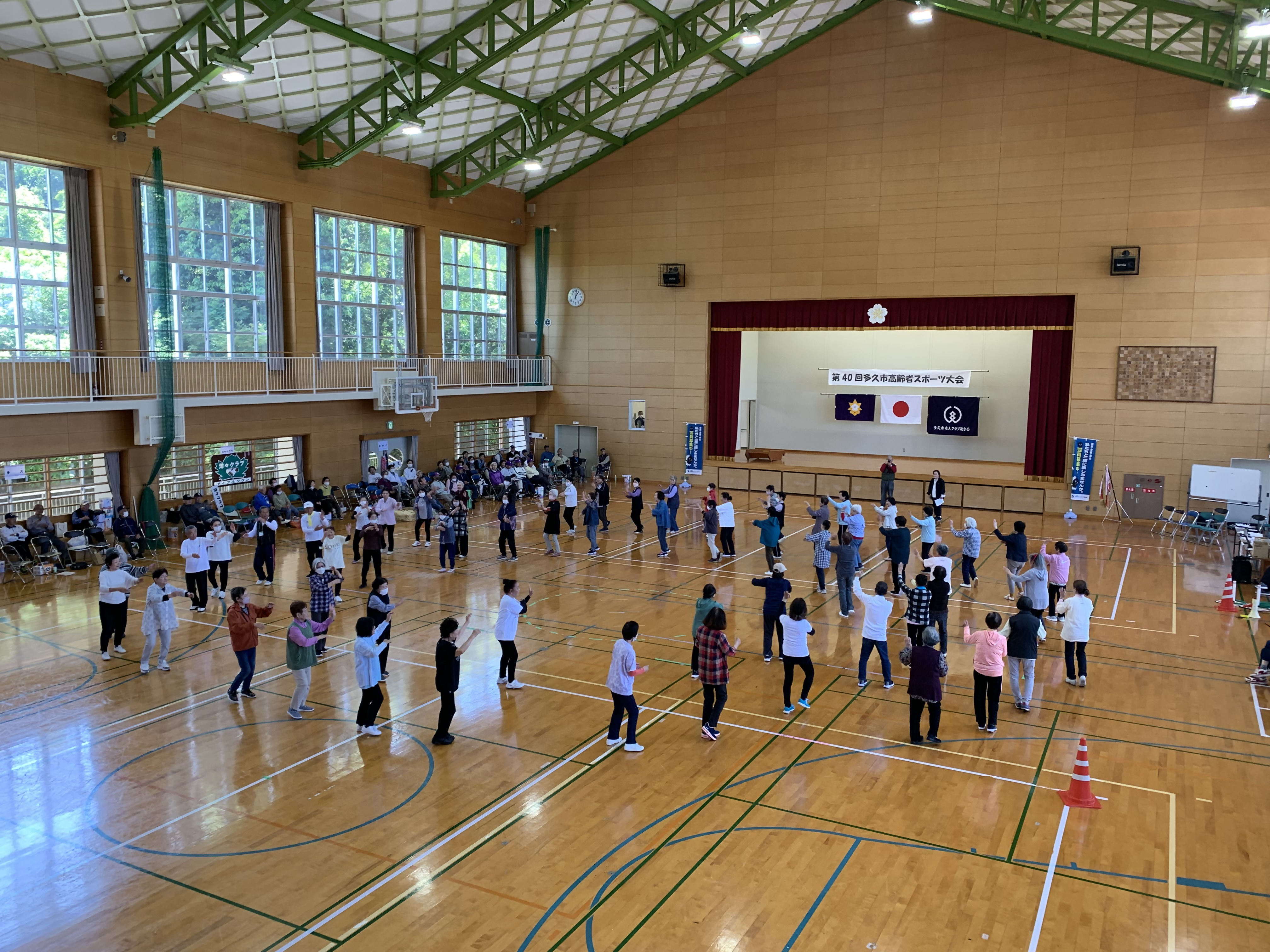 参加者のみなさんで多久音頭を踊っている様子
