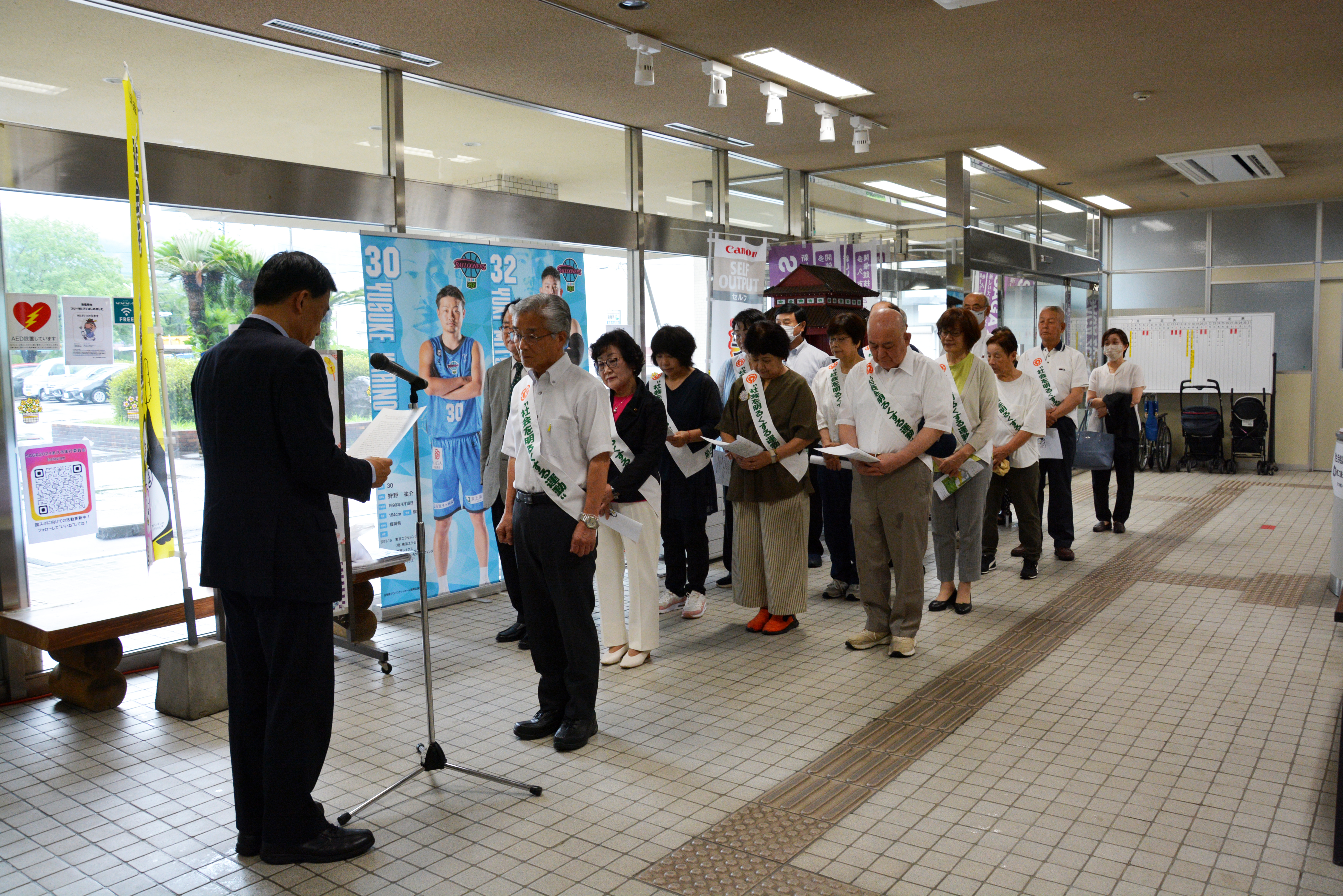横尾市長から小城・多久地区保護司会倉富支部長へ多久市長メッセージを伝達している様子