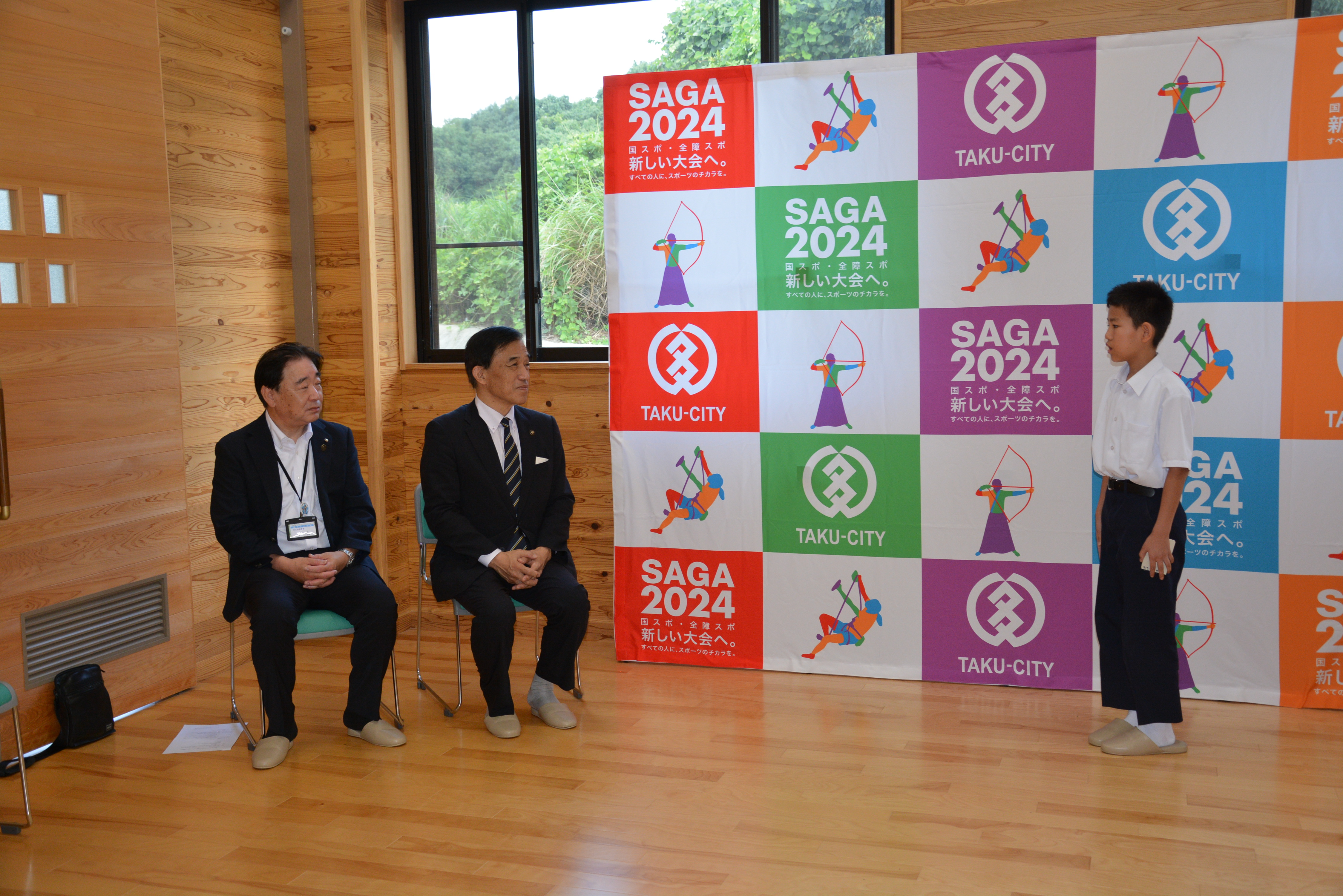東原庠舎東部校の総合文化部の大兼久さんがあいさつしている様子