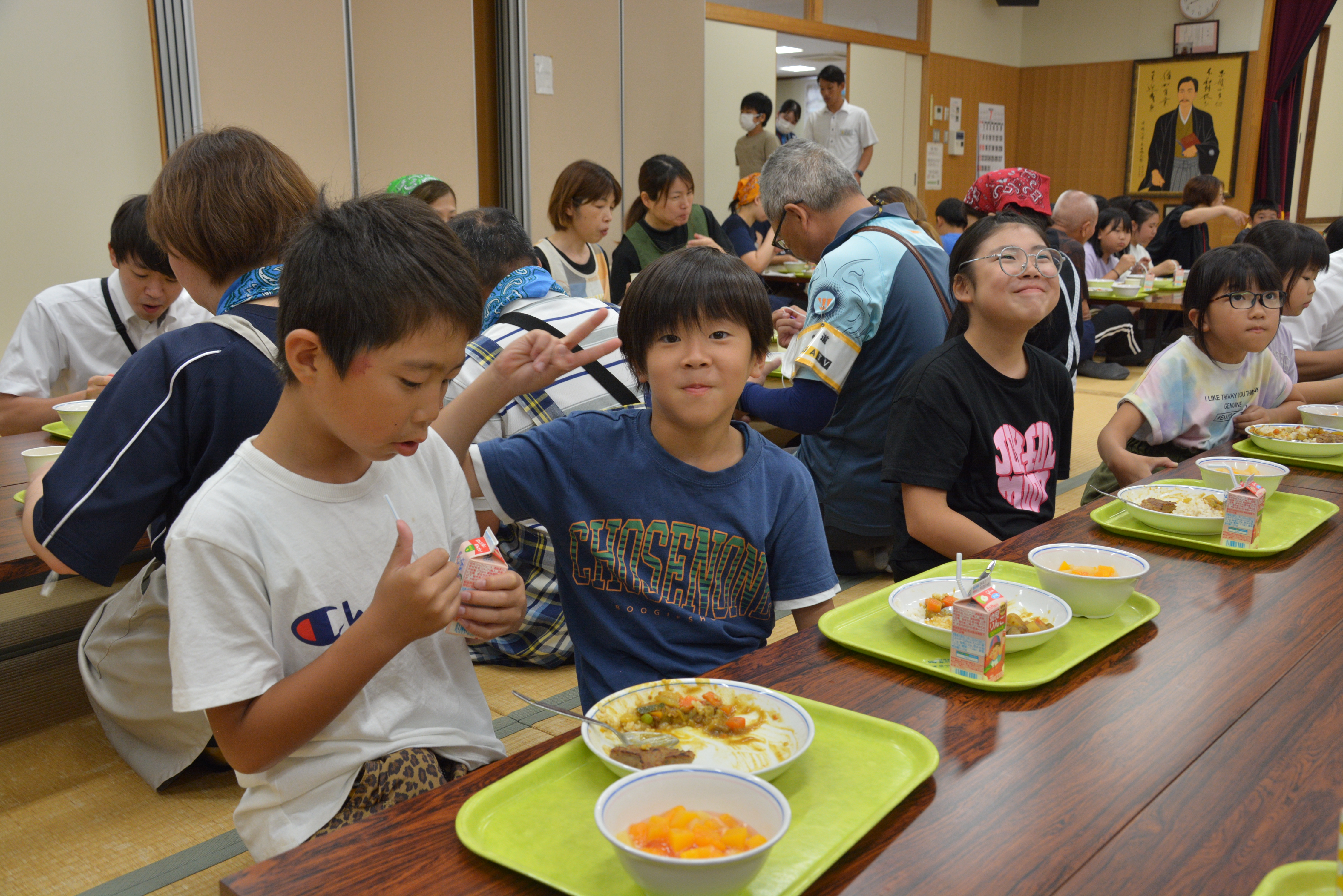 自分たちで作ったカレーを楽しく食べている様子