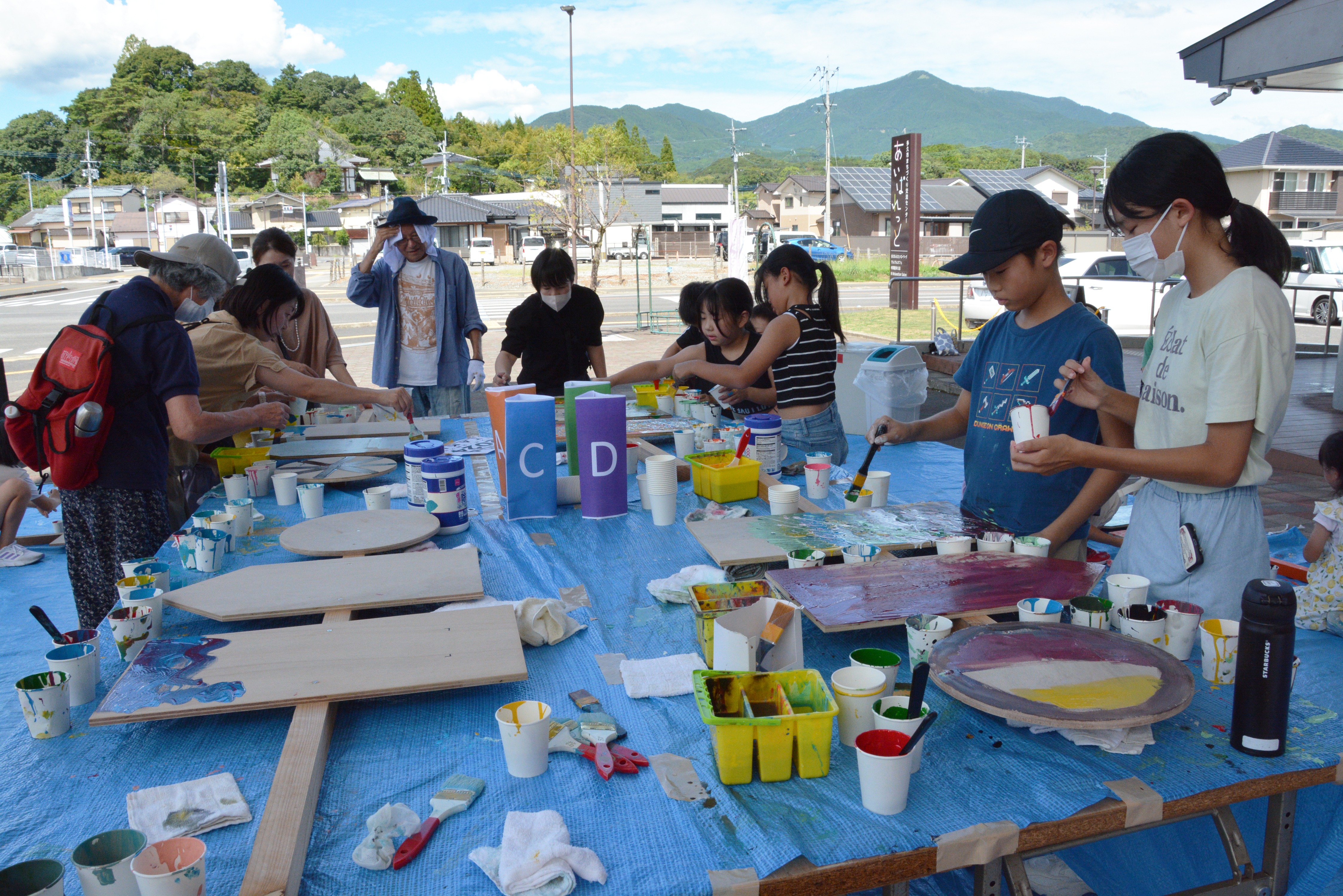 夢中になって作業をする参加者のみなさん​