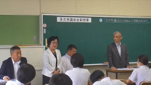 質問に答える様子