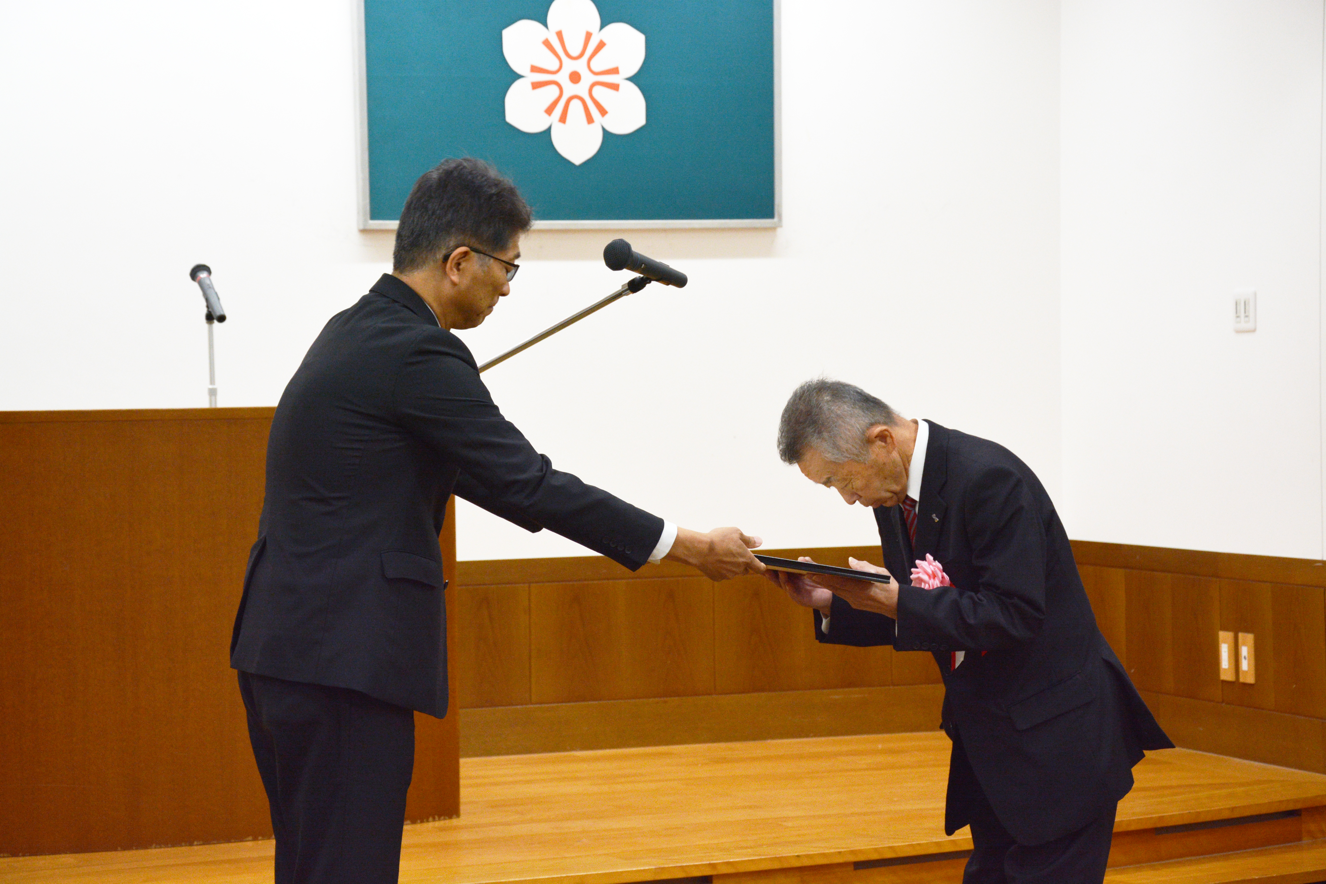 佐賀県政策部長より賞状を受け取る佐山さん