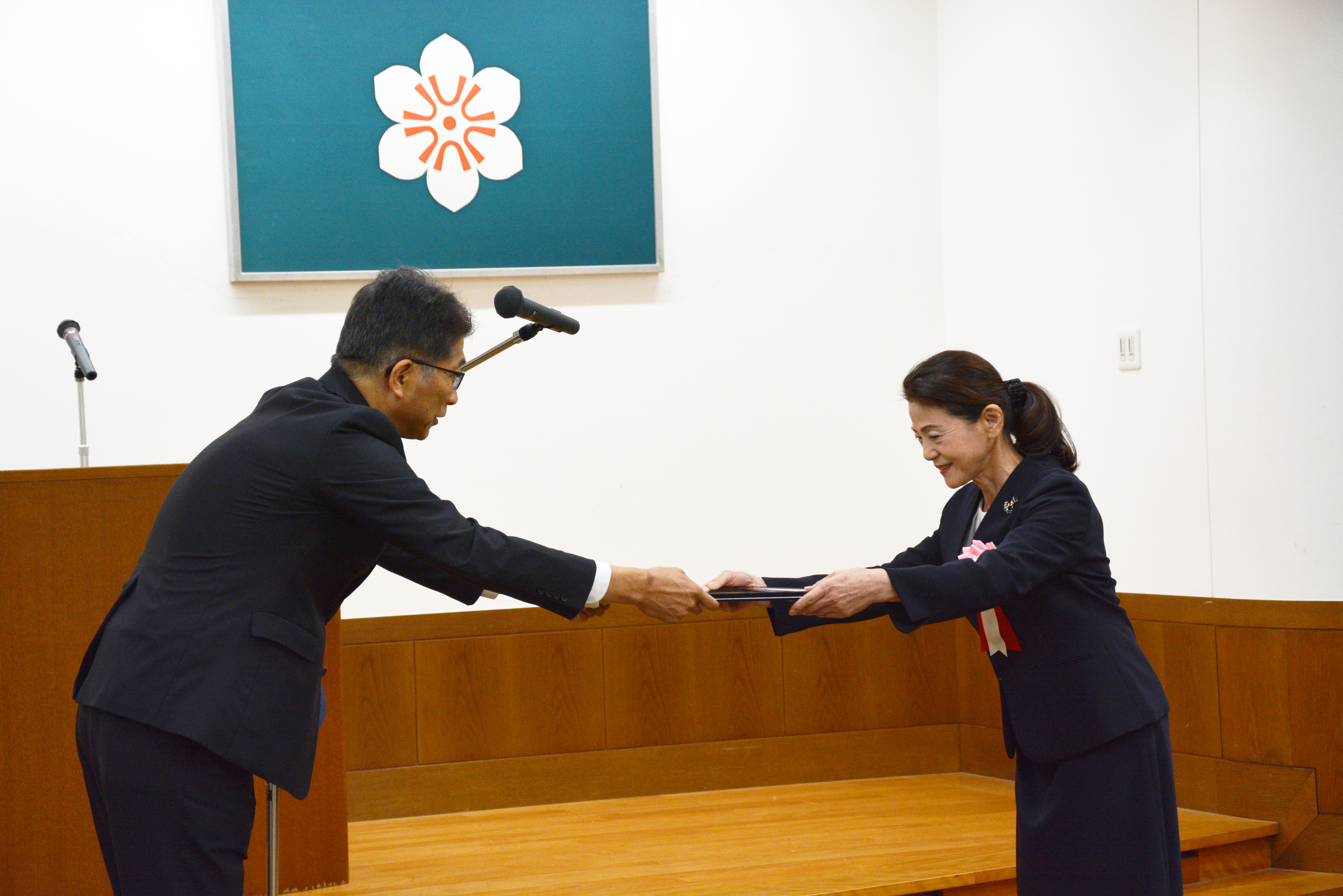 佐賀県政策部長より賞状を受け取る松江さん