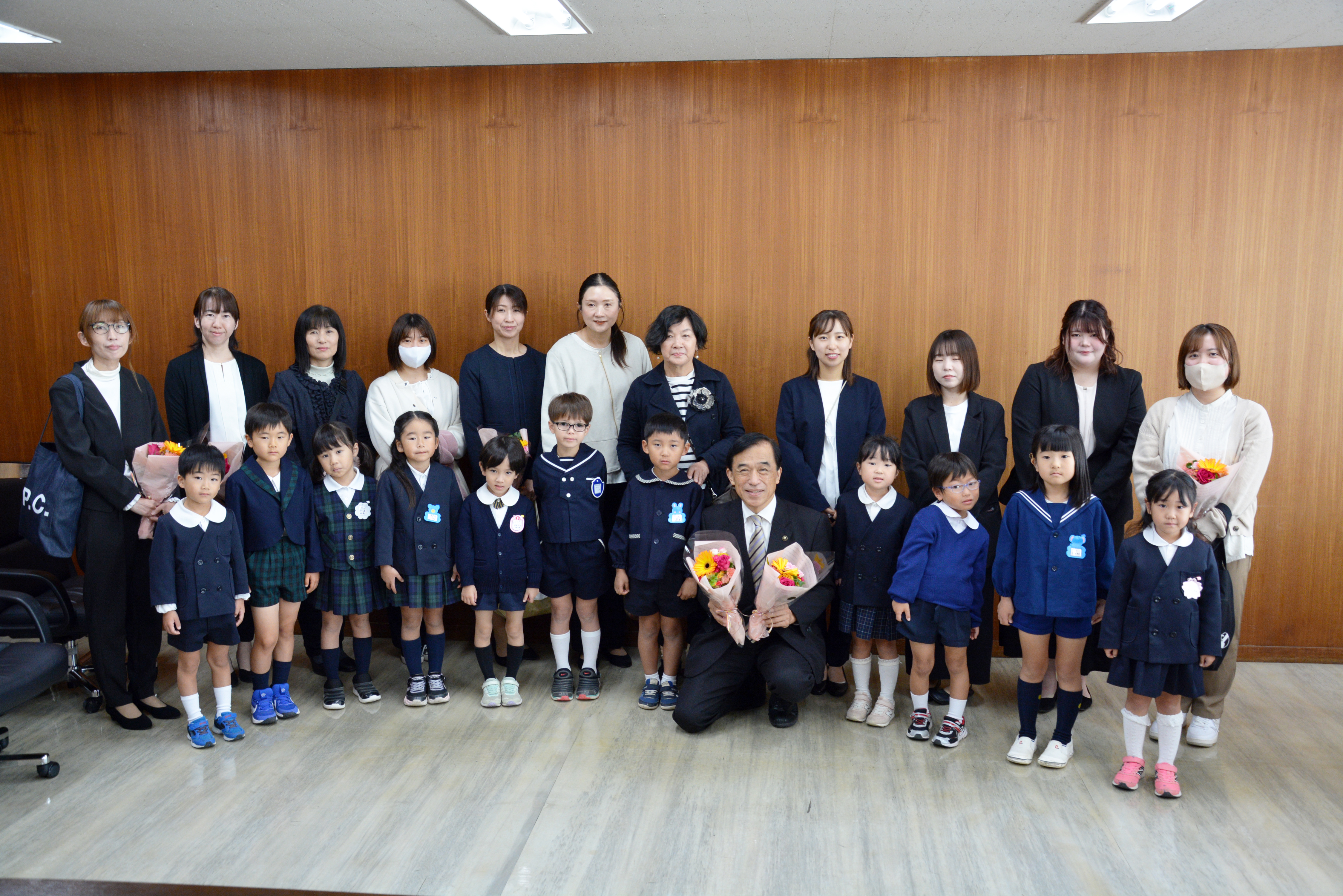 横尾市長と園児、保育園関係者のみなさんと記念撮影をしました