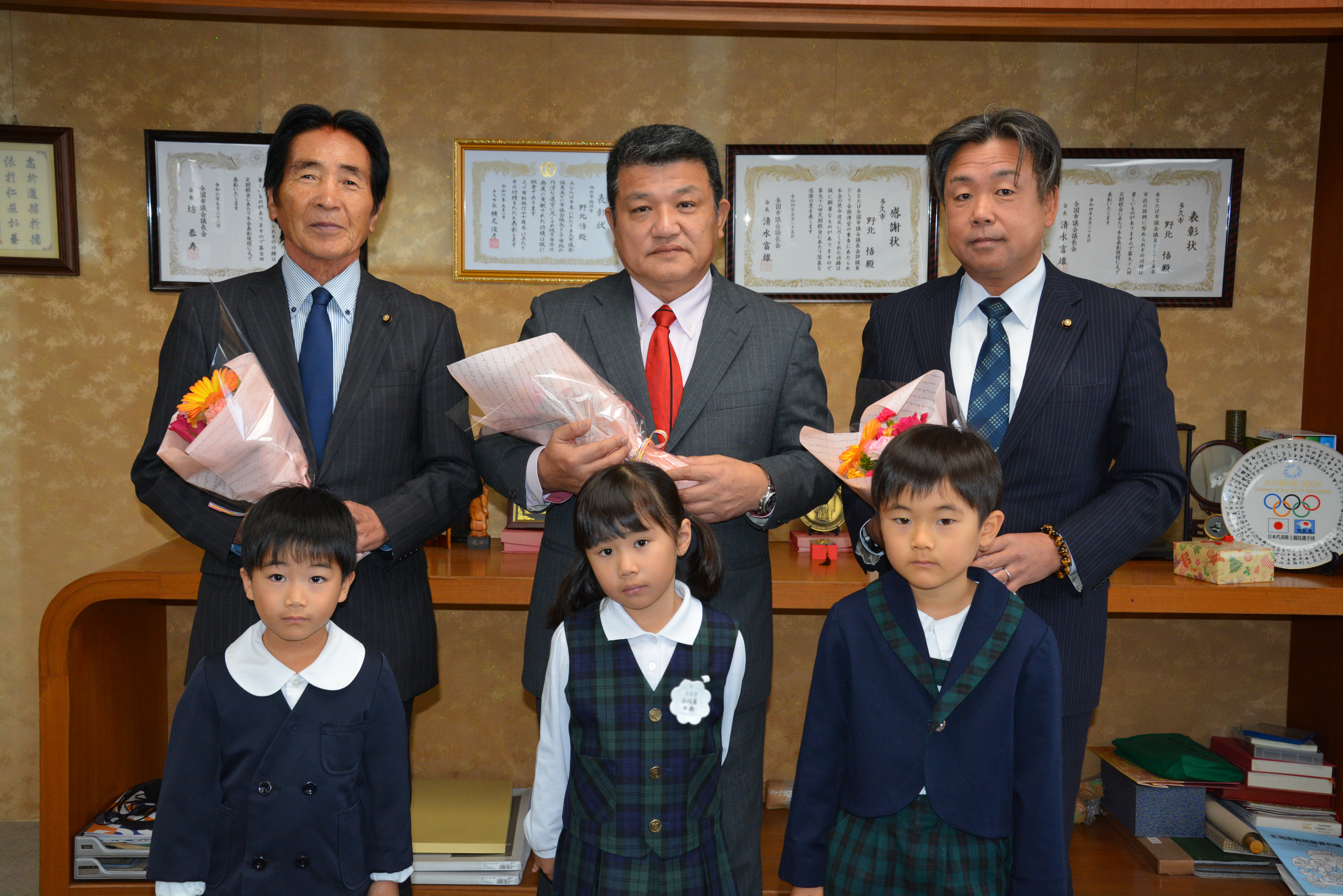 野北悟議長、田渕厚副議長、香月正則議員と記念撮影