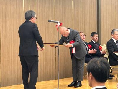 佐賀県産業労働部長より賞状を受け取る倉富さん