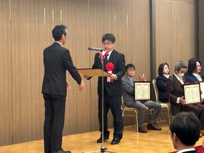 佐賀県職業能力開発協会会長より賞状を受け取る中西さん