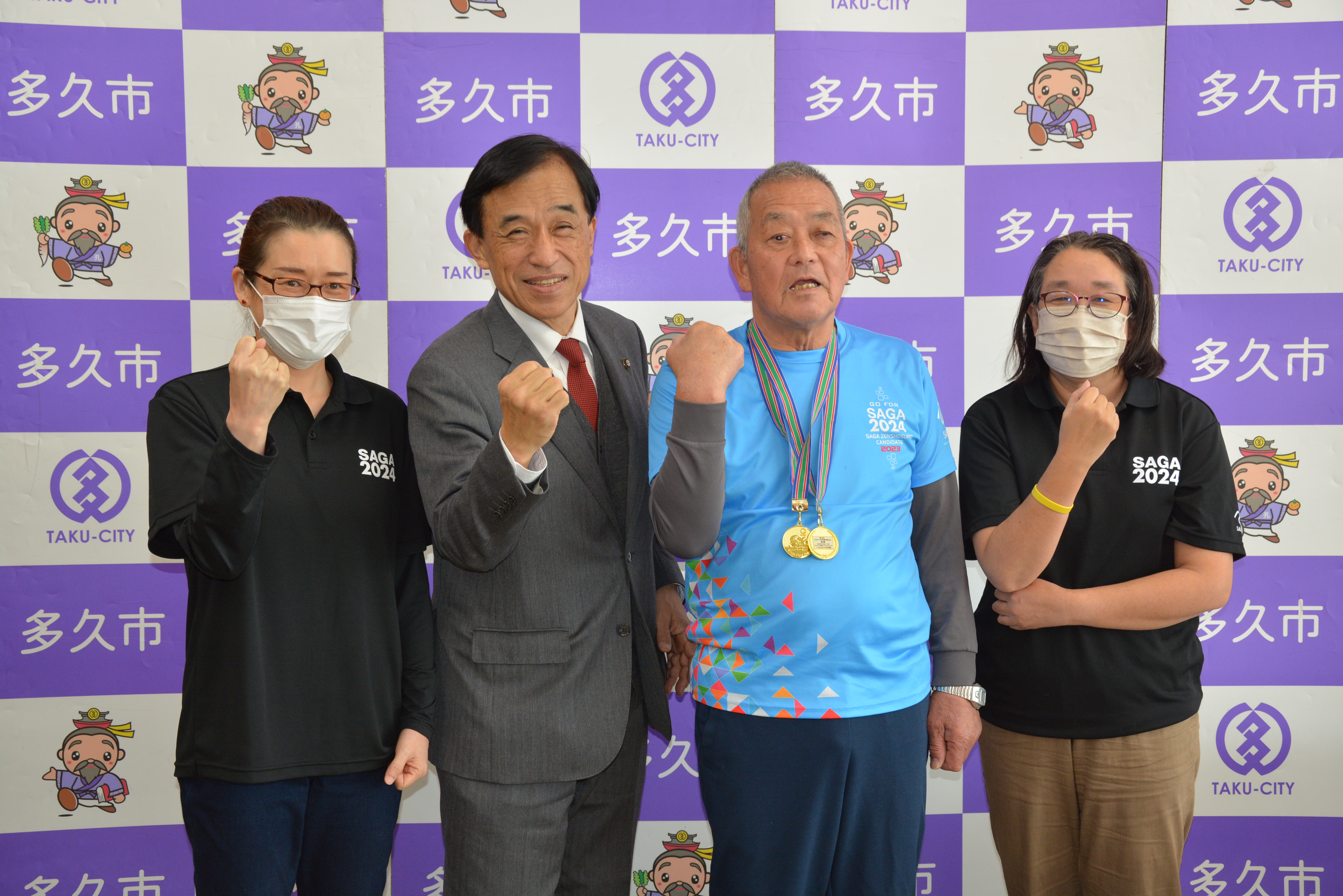 (左から)ヘルパーのレスター亜希子さん、横尾市長、柴田さん、ヘルパーの山内昌代さん