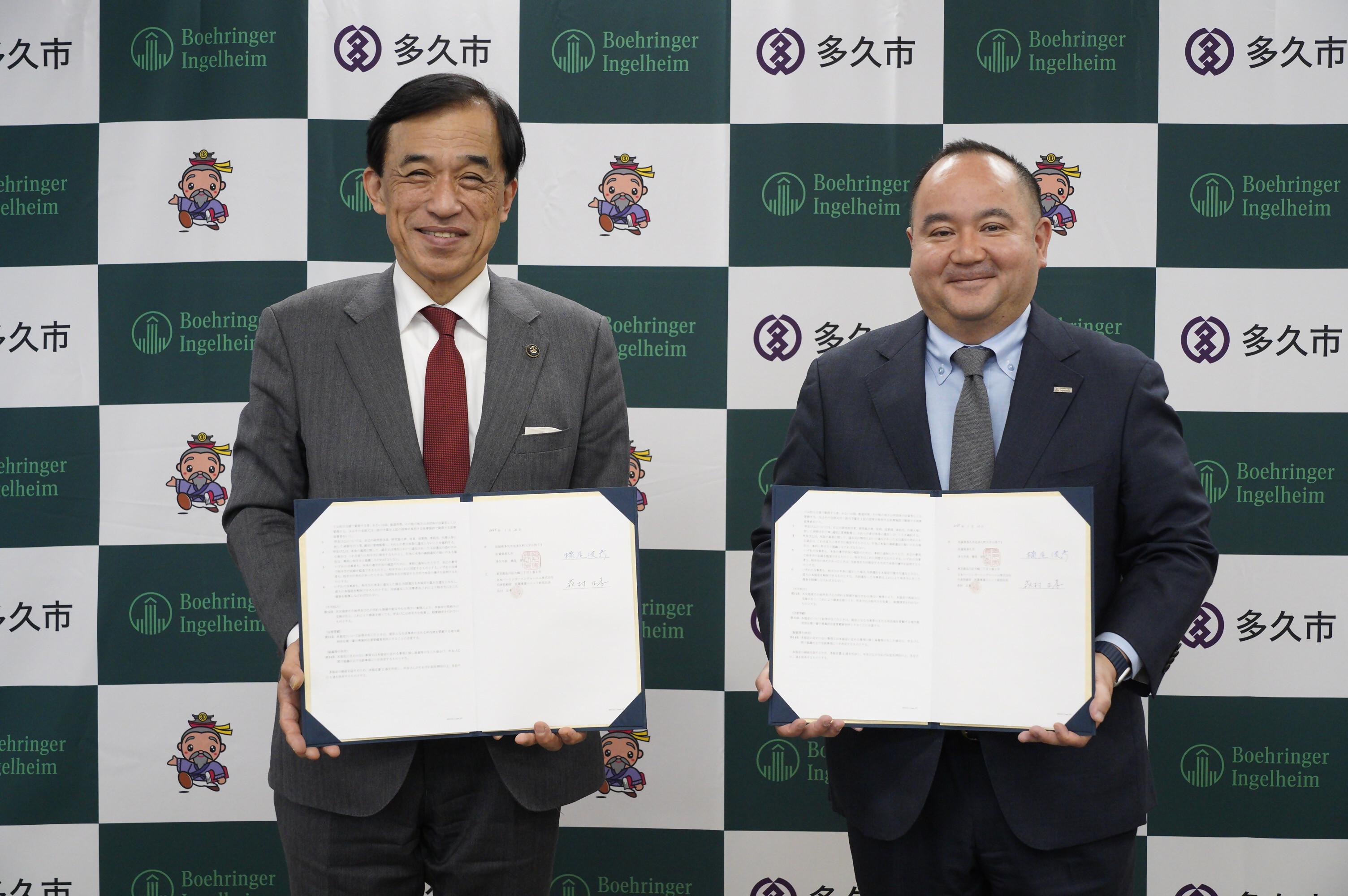 左から横尾市長、荻村社長