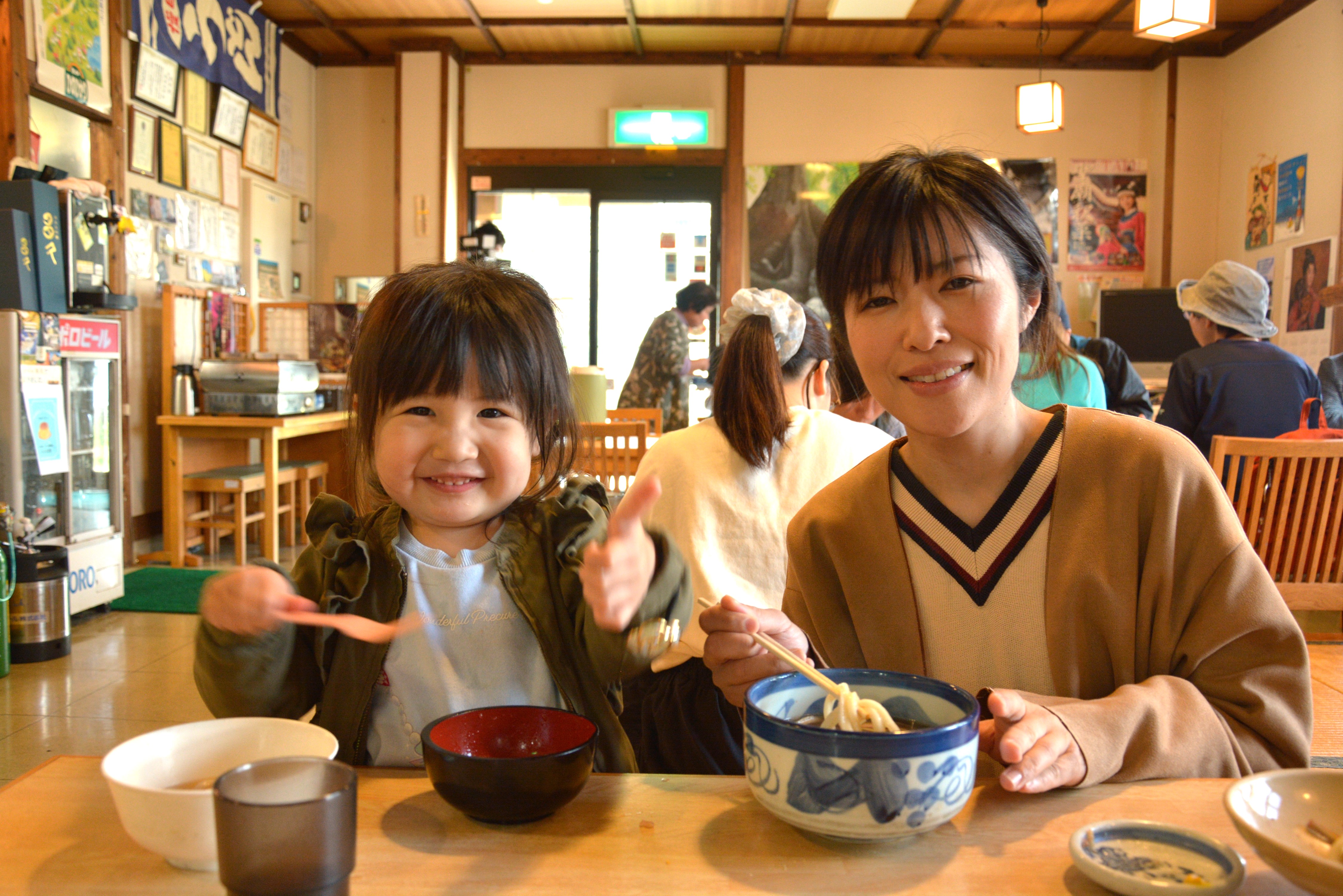 ジビエうどんをおいしそうに食べる親子