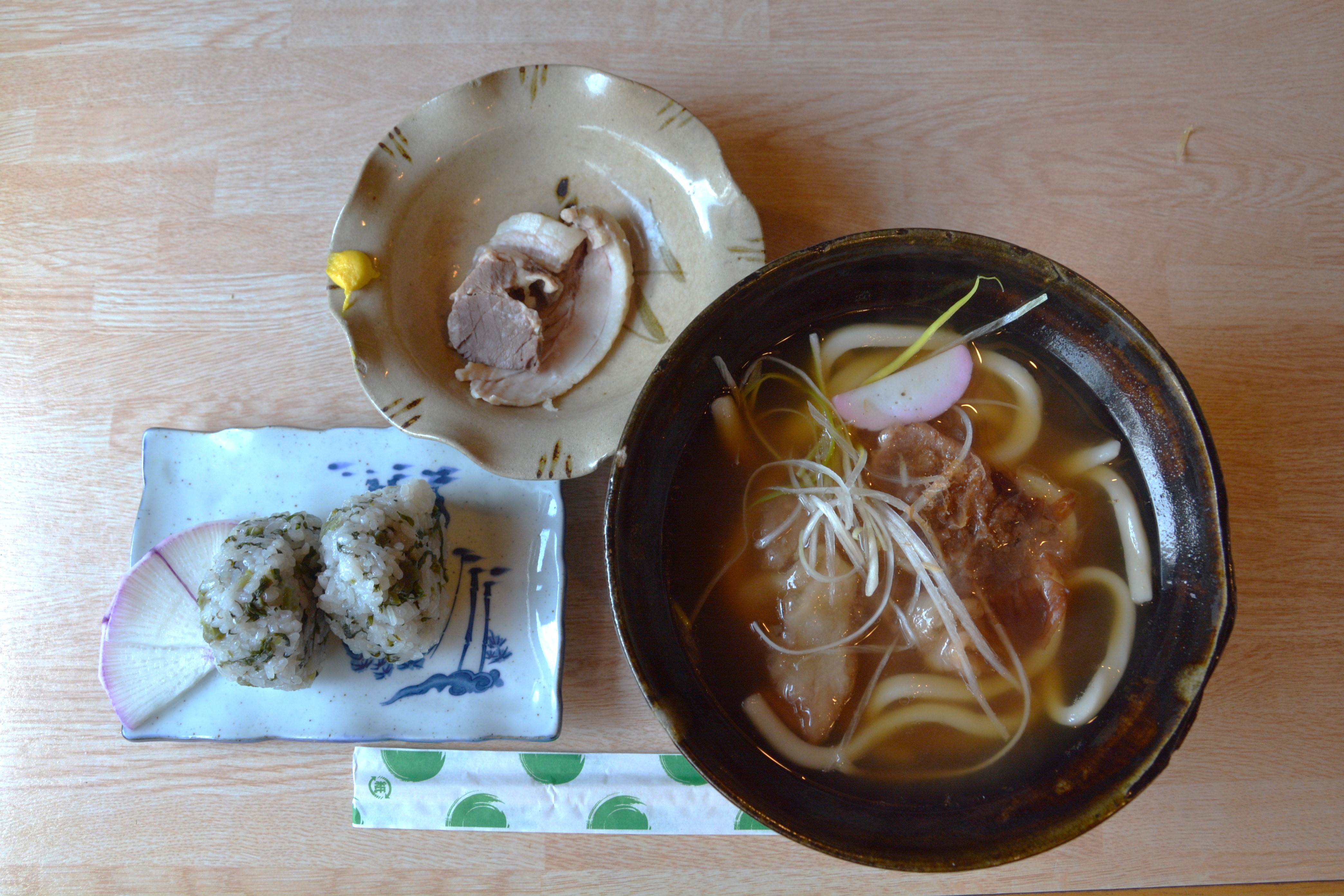 来場者のみなさんに振る舞われたジビエ料理と女山大根のおにぎり