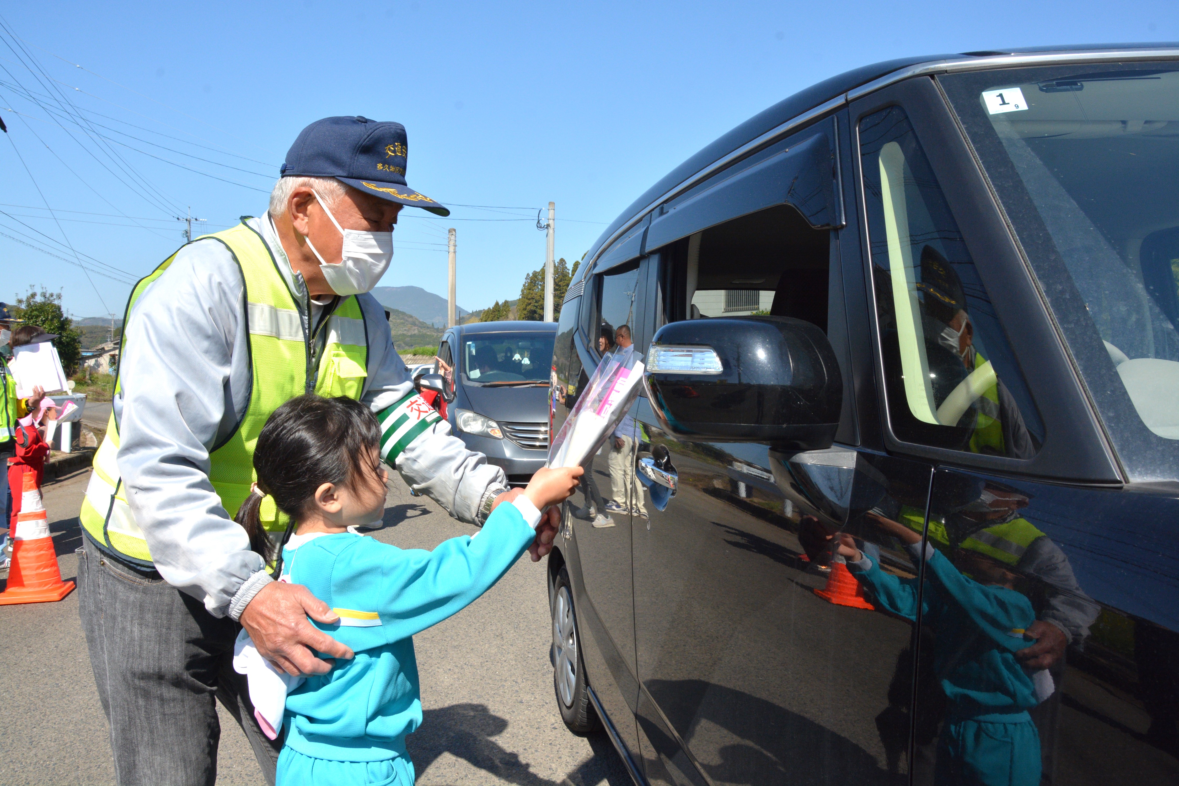 多久地区交通安全協会のみなさんと一緒に交通安全を呼びかけました