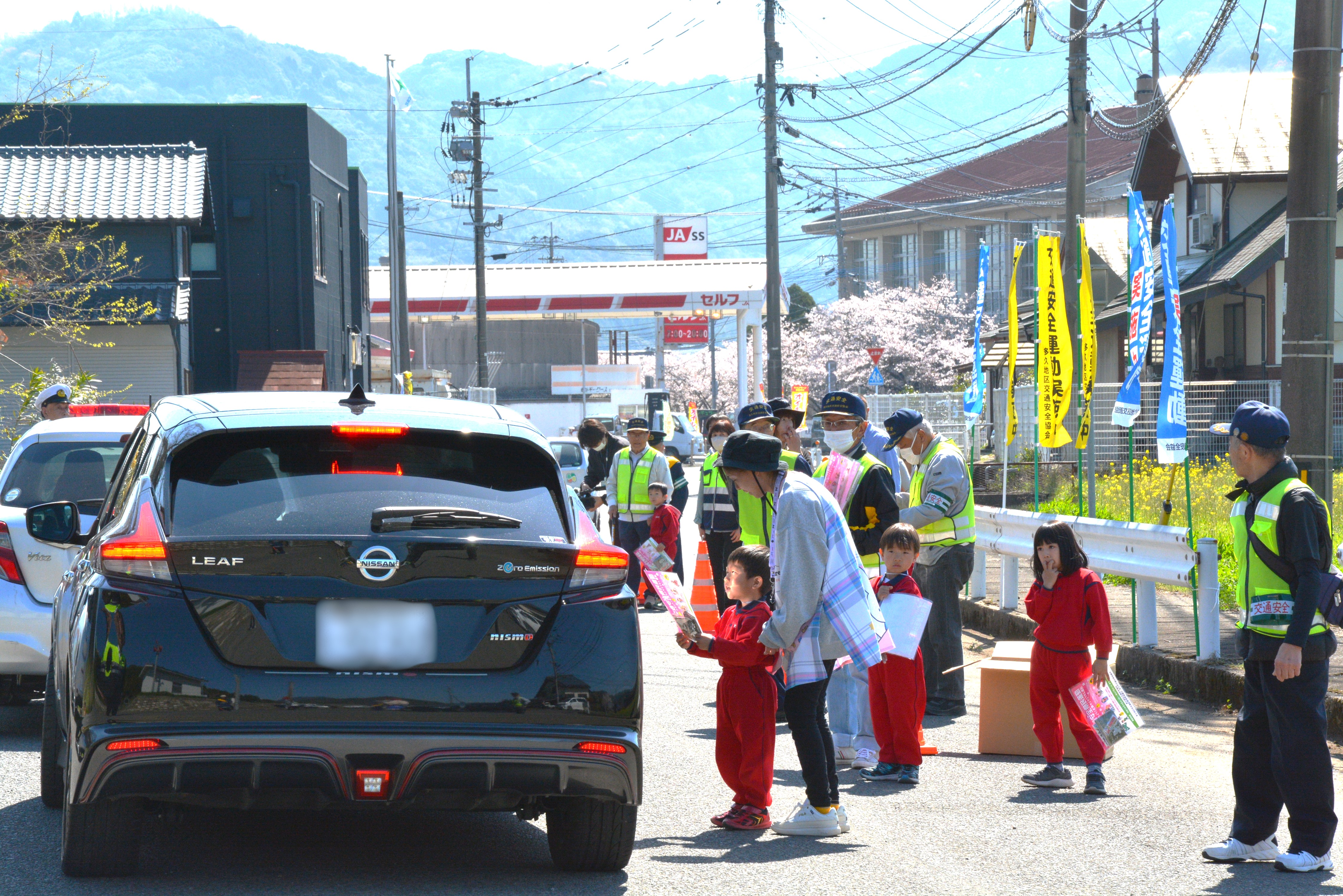 車を停車させ、交通安全を呼びかけている様子