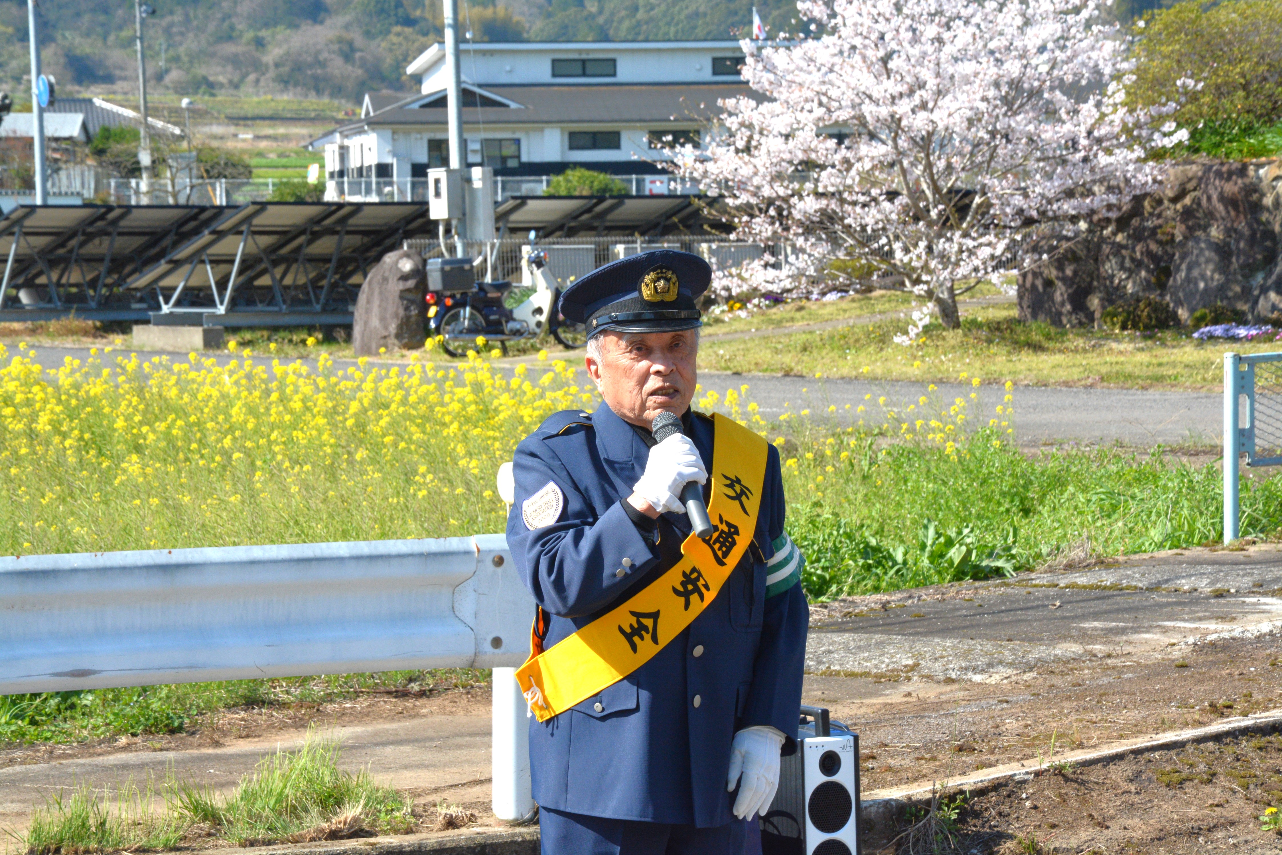 あいさつをする飯盛会長