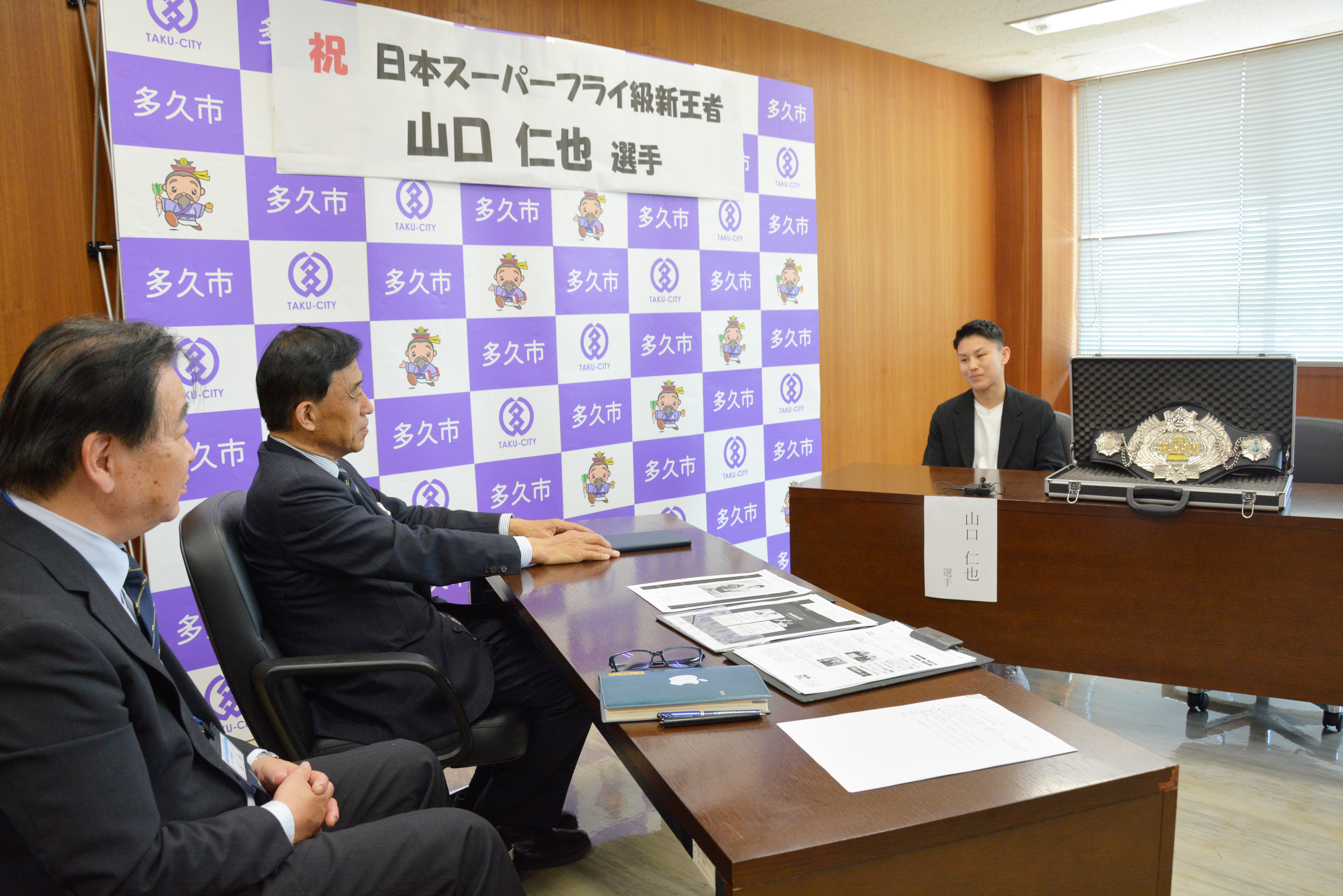 山口選手、横尾市長、石田俊二教育長との歓談の様子