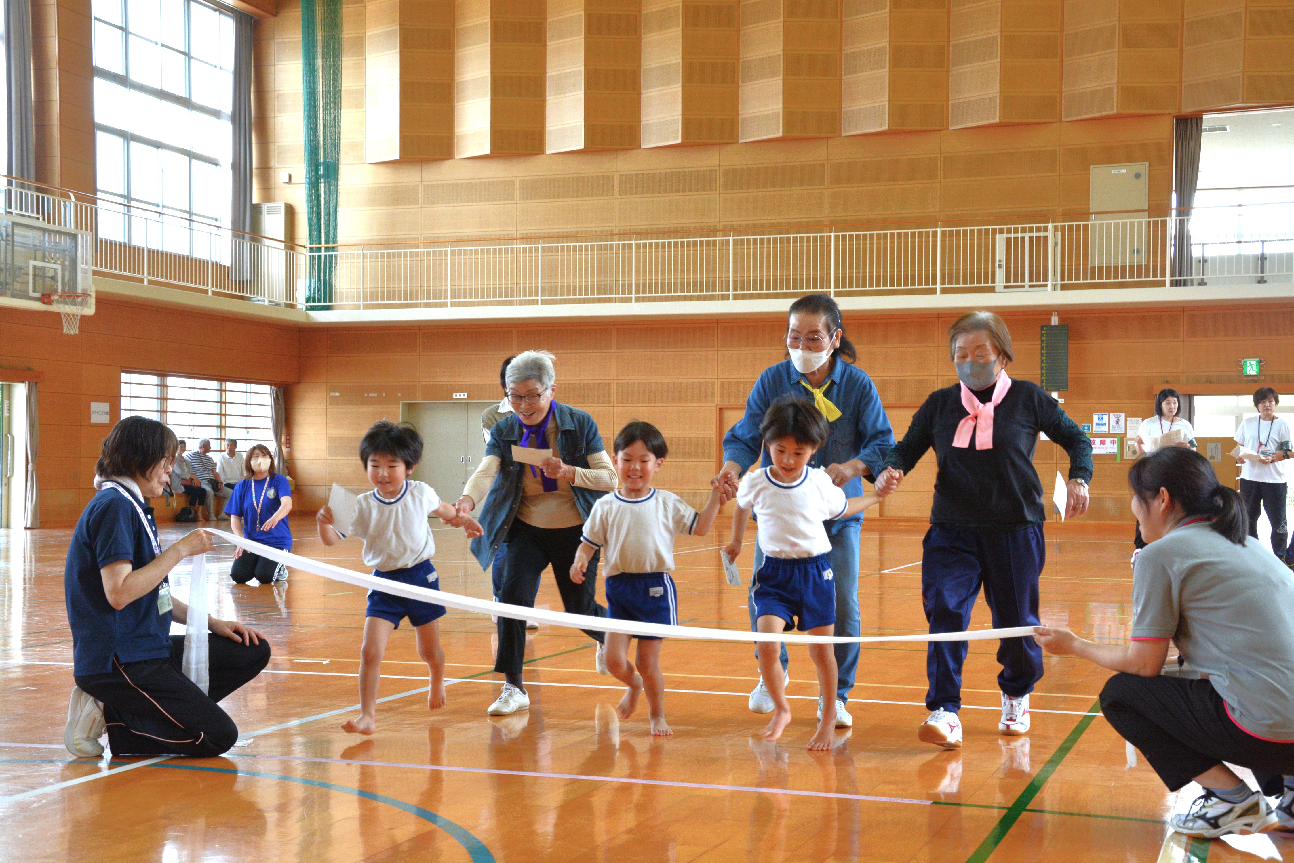 園児と一緒にゴールする高齢者のみなさん