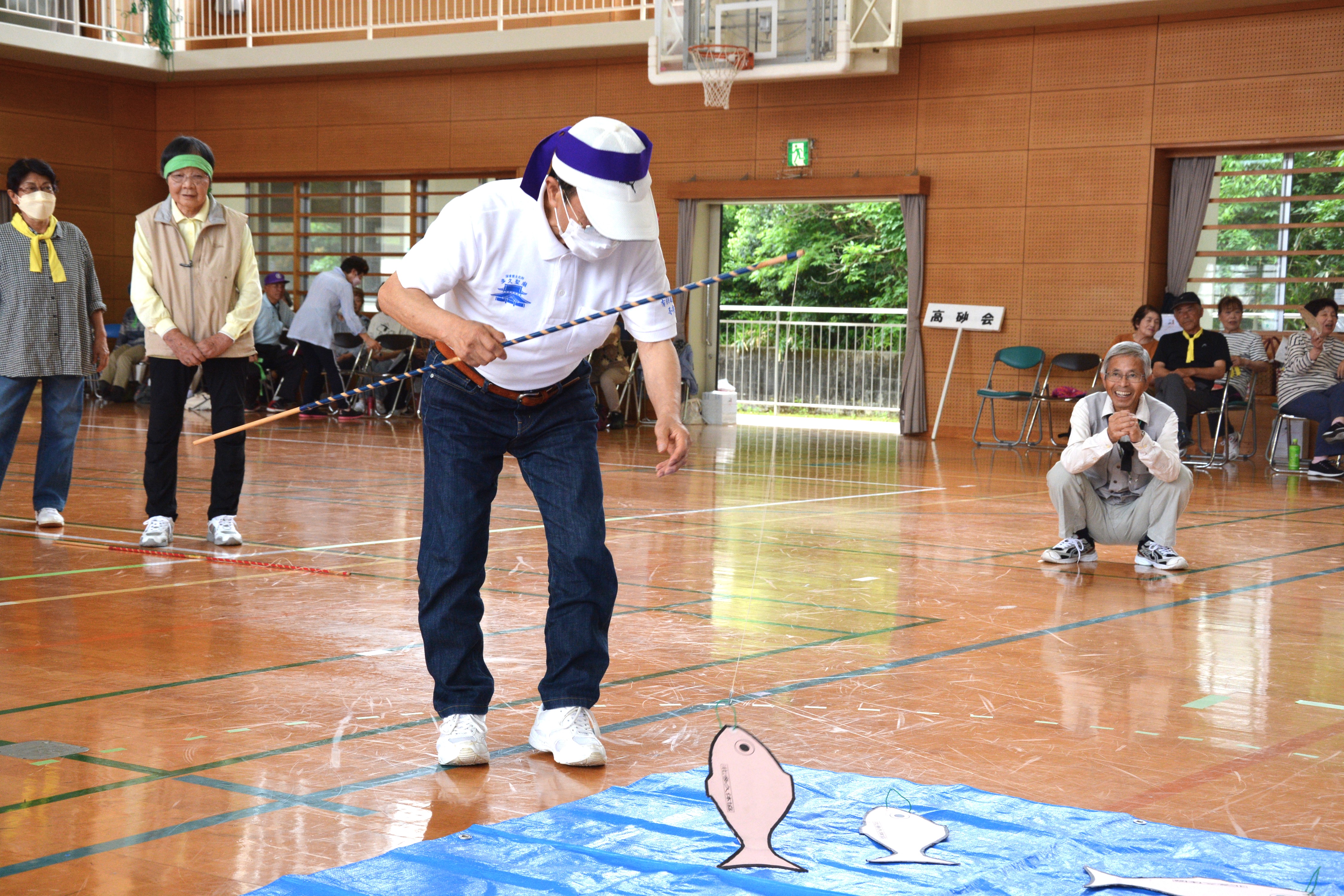 一生懸命鯛釣りをする高齢者