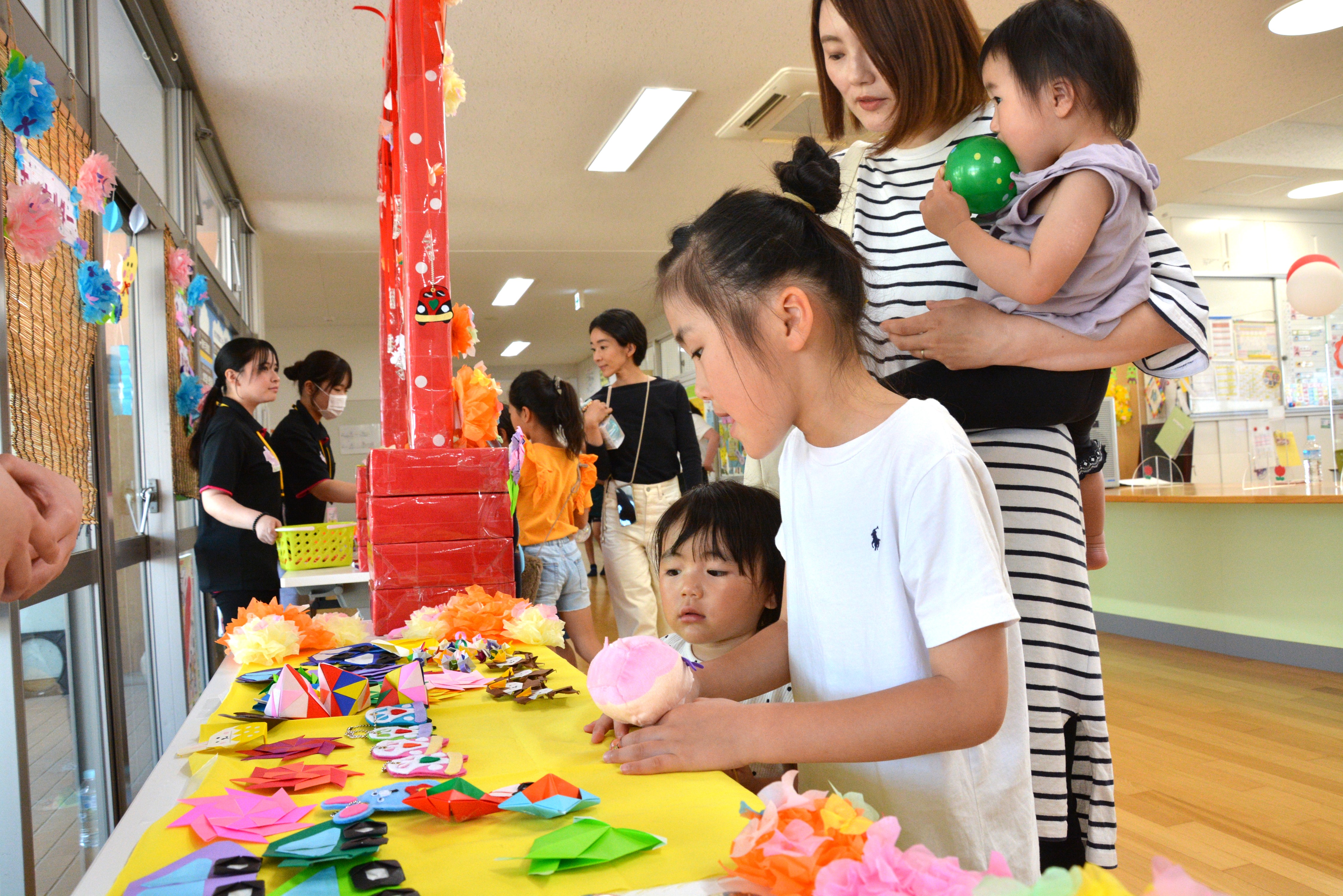ハンドメイドコーナーで好きな小物を選ぶ親子