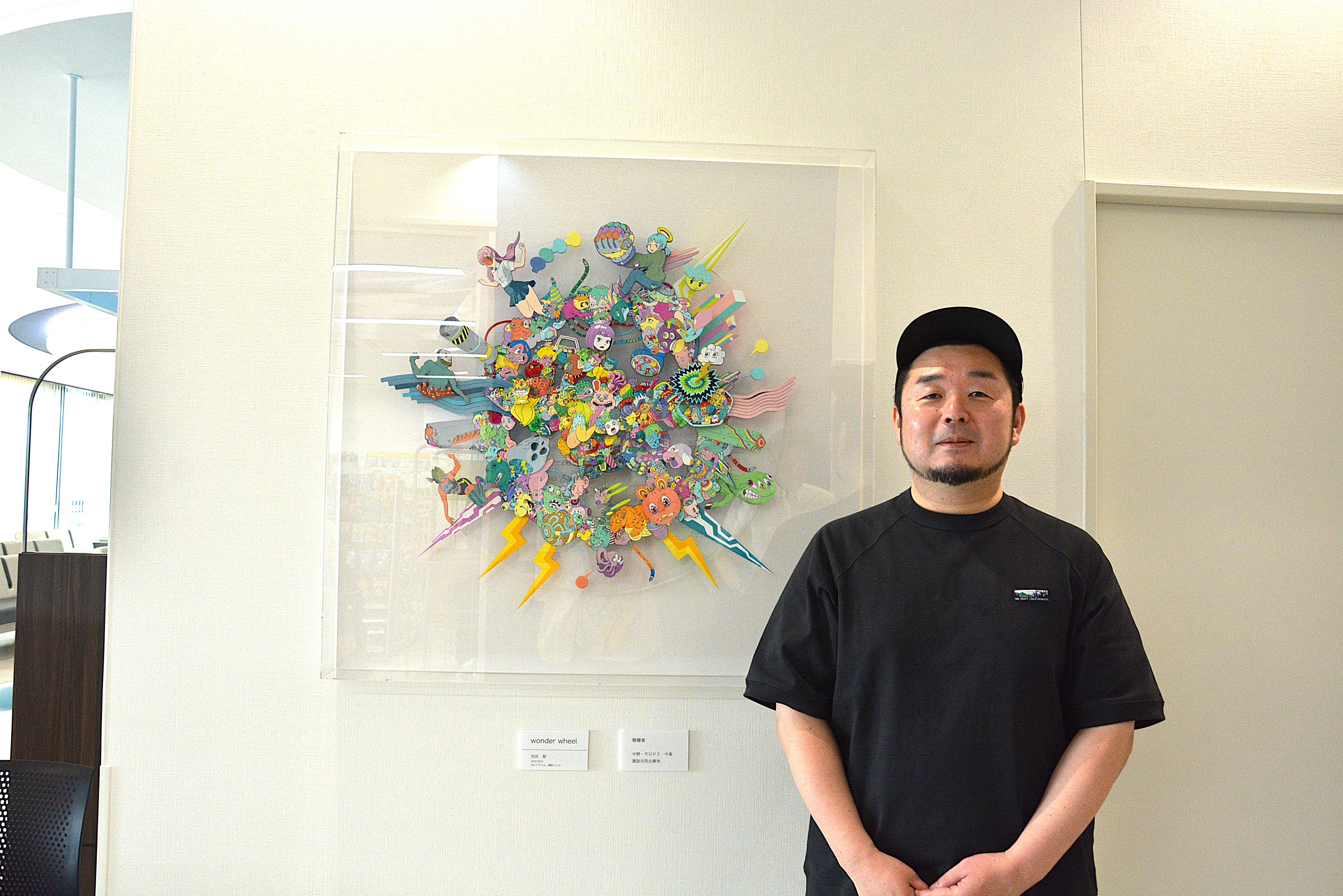 池田さんと贈呈された作品