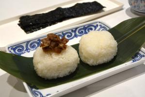 提供されたおにぎりは、お米が温かく、具材の佐賀牛しぐれ煮の旨味が引き立っていました