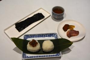 コースで提供される佐賀牛ローストビーフ・佐賀有明海苔、青しまうり漬、納所びわの葉茶ともに