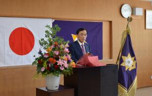 退任の挨拶を述べる横尾市長