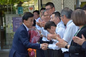大勢の市民・職員に見送られる横尾市長