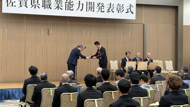 佐賀県労働産業部長から賞状を受け取る松永さん