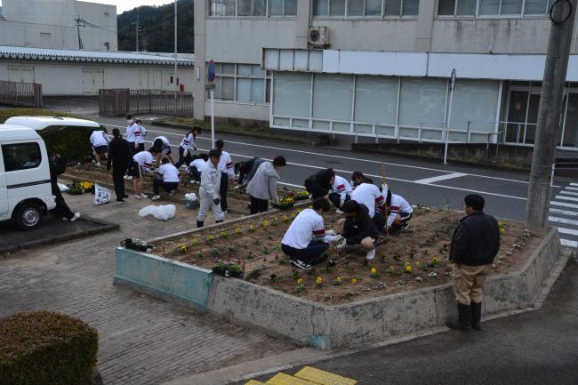 多久高等学校の生徒花植えの様子