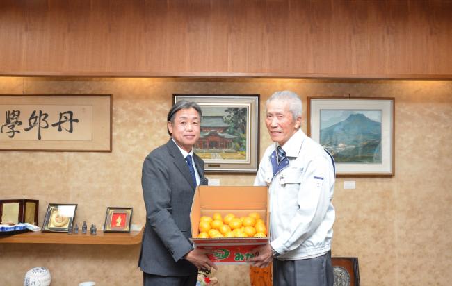 みかん贈呈の様子