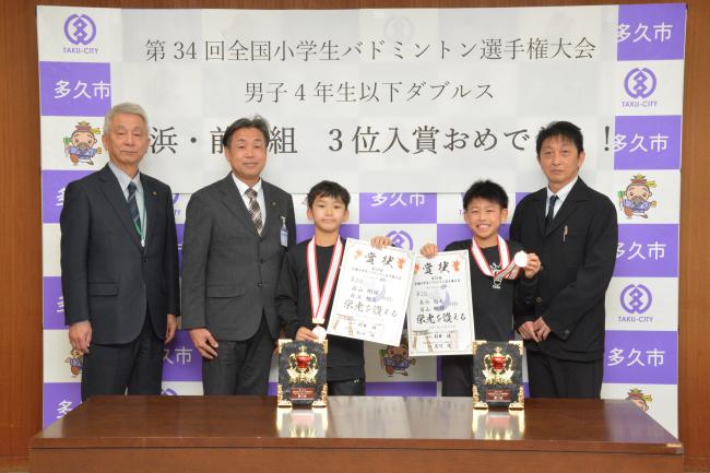 左から荒瀬副市長、香月市長、前山剛輝選手、長浜旭大選手、田中昌樹さん