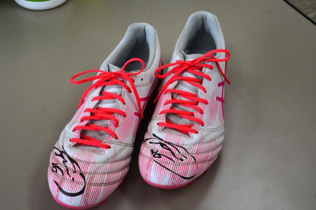 寄贈いただいたサイン入りスパイク