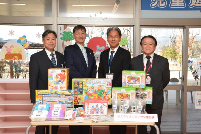 左から香月市長、副島アクティビティ委員長、北村福祉課長、今泉センター長