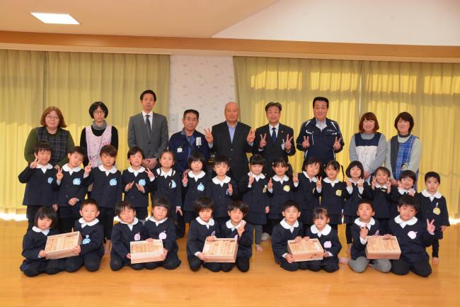 小城・多久地区木材安定供給協議会、小城・多久地区木材同業組合の方々とのうそこども園の子どもたち