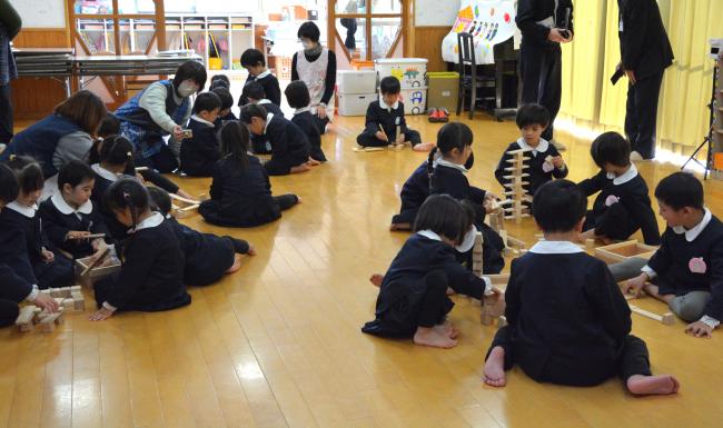 寄贈された積み木で楽しそうに遊ぶ子どもたち