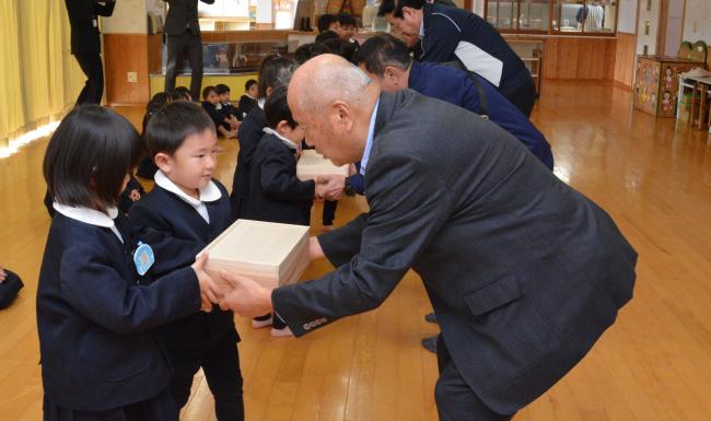 積み木を子どもへ渡されている様子