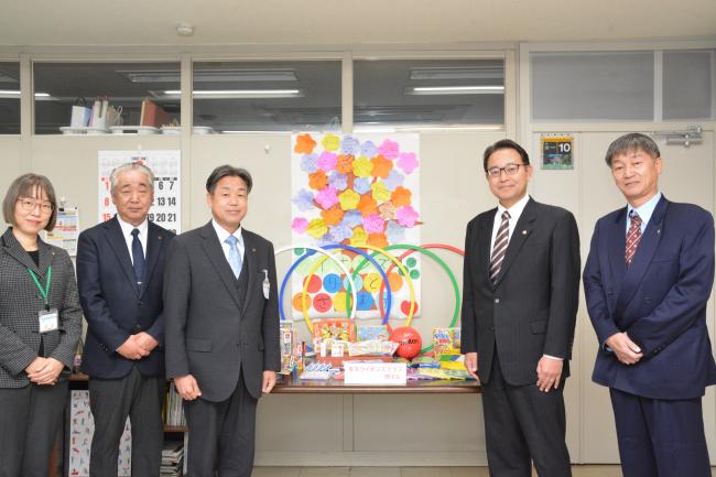 左から冨永学校教育課長、石田教育長、香月市長、吉田会長、副島アクティビティ委員長
